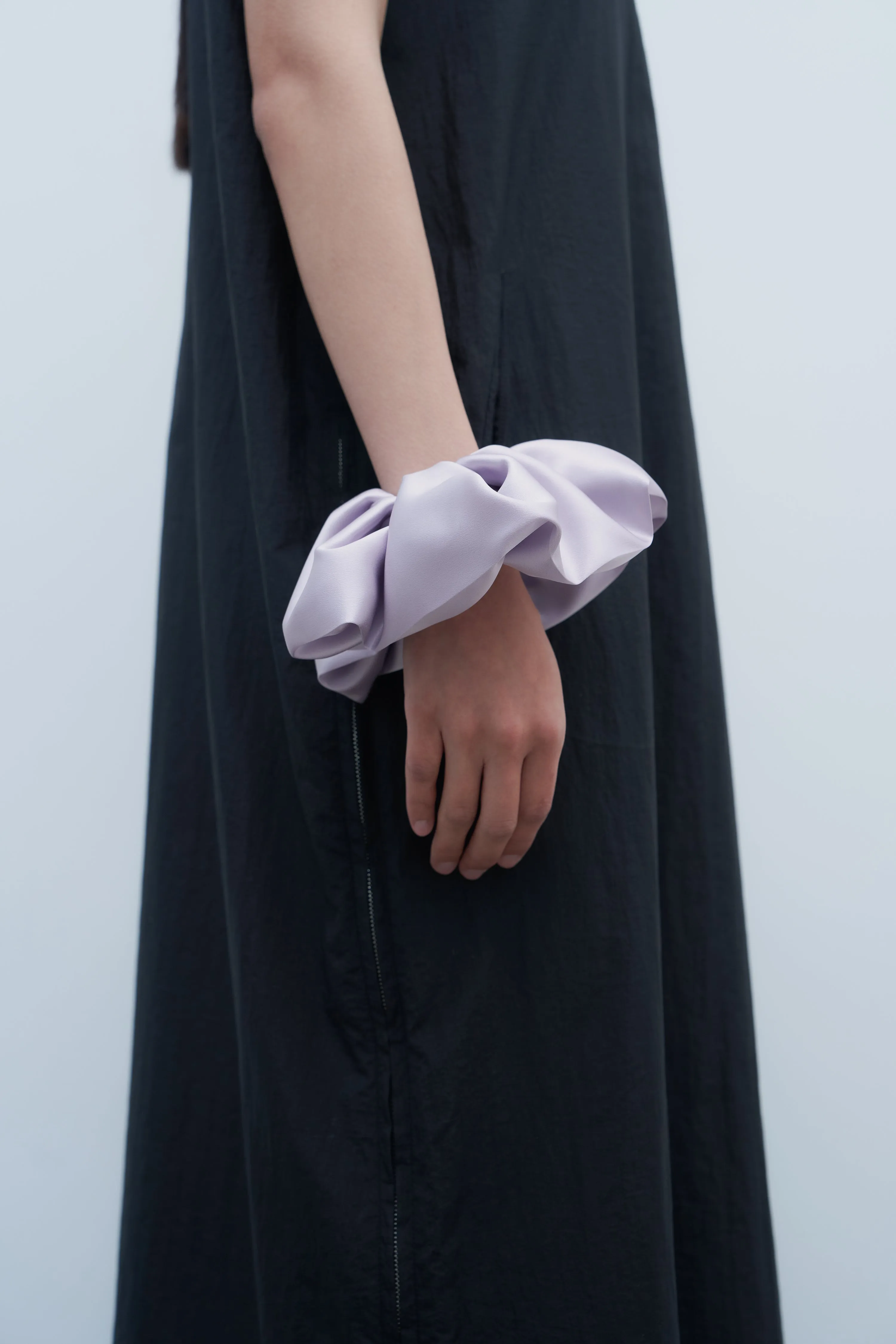 (SS23) HELEN SILK SCRUNCHIE (3 COLORS, MEDIUM)